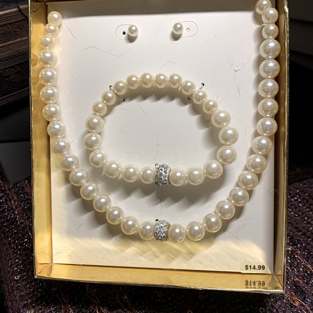 Faux pearl jewelry set.